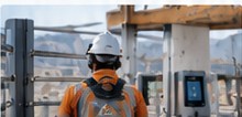 Trabajador AAEM ingresando a una instalación minera